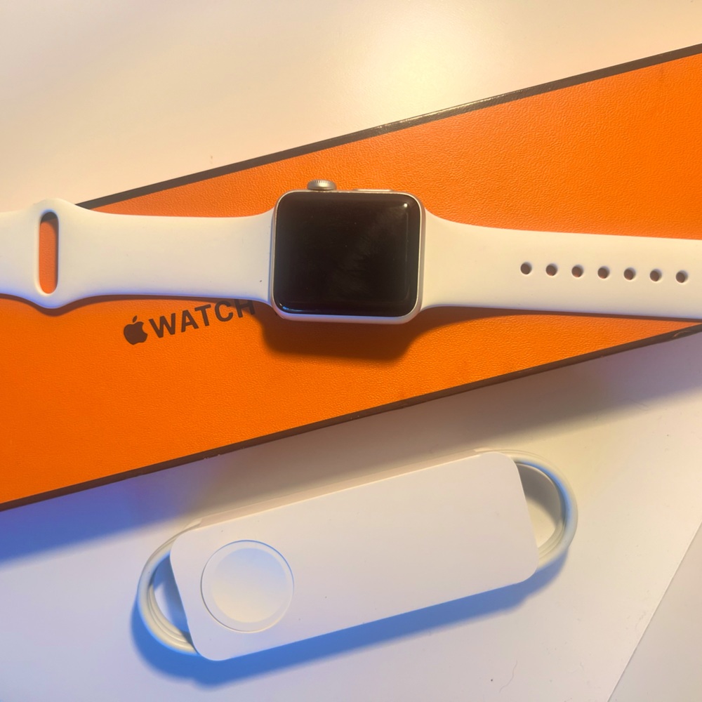 Apple Watch Series 3 38mm silver-with brand new white sport band EXCELLENT COND.